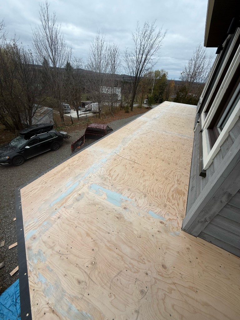 Préparation substrat balcon - Installation membrane PVC Saguenay