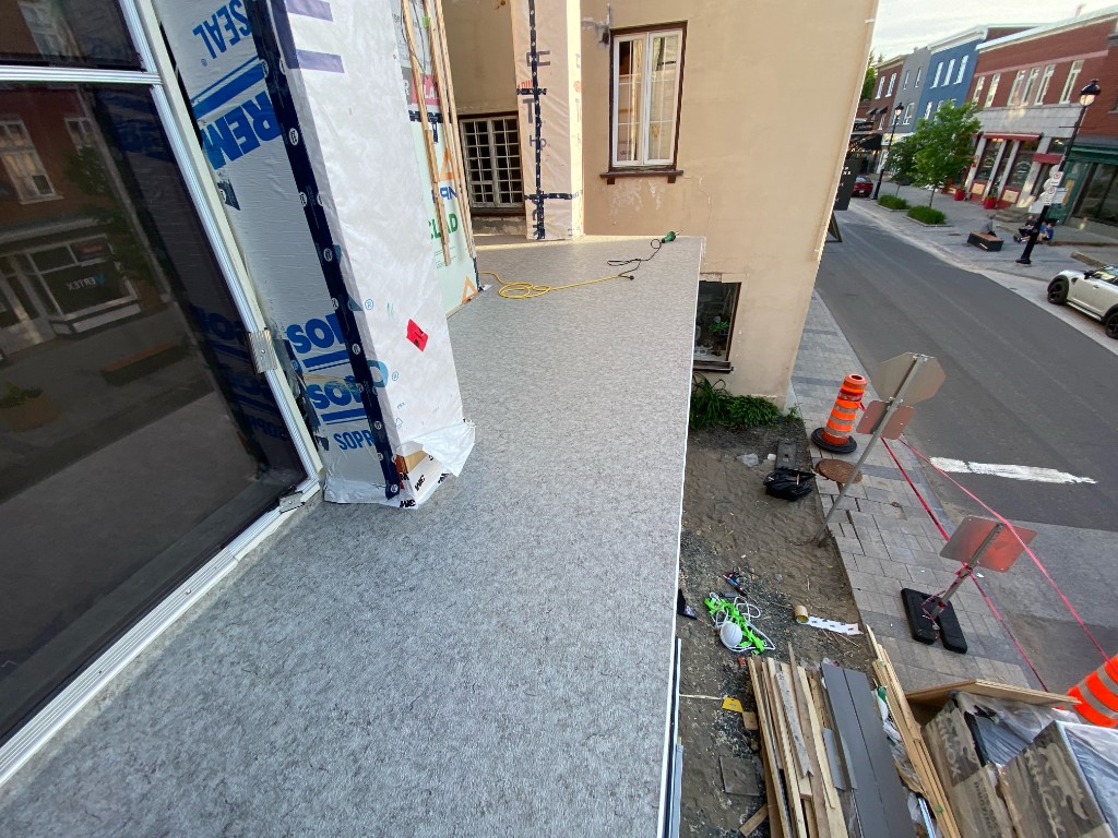 Membrane PVC grise - Balcon commercial centre-ville